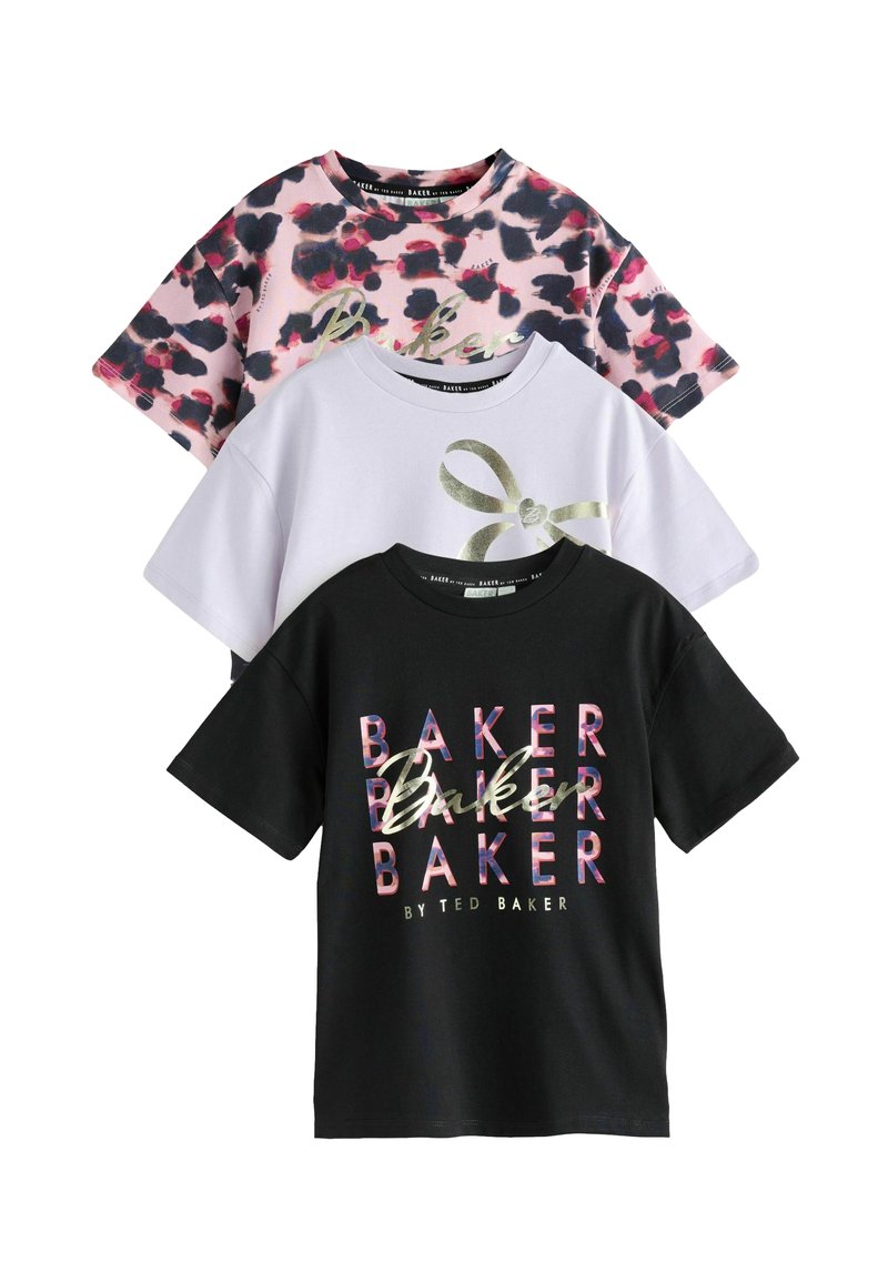 Tři trička naskládaná: růžové s leopardím potiskem, bílé s grafikou zlaté mašle a černé s multibarevným textem "BAKER" a zlatými akcenty.