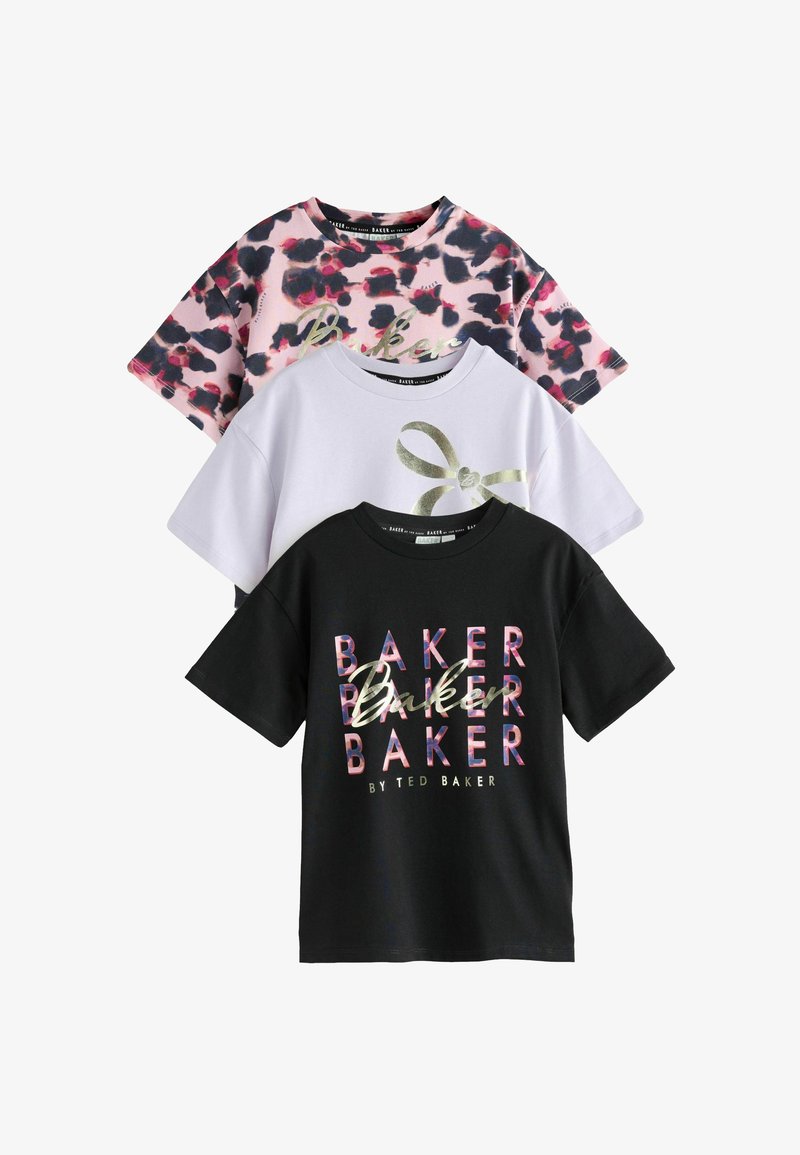 Tre t-shirt impilate: una rosa con stampa leopardata, una bianca con una grafica a forma di fiocco dorato e una nera con testo "BAKER" multicolore e dettagli dorati.