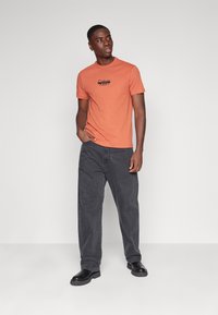 Calvin Klein CUT THROUGH LOGO - Apdrukāts T-krekls - copper sun
