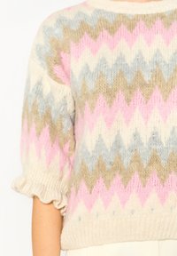 Stickad tröja med ett chevronmönster i rosa, blått, beige och vitt; cropped design med puffärmar och ribbade mudd.