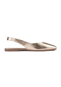 Scarpe flat slingback in oro metallizzato con punta affilata, caratterizzate da una morbida finitura simile alla pelle e un design minimalista.