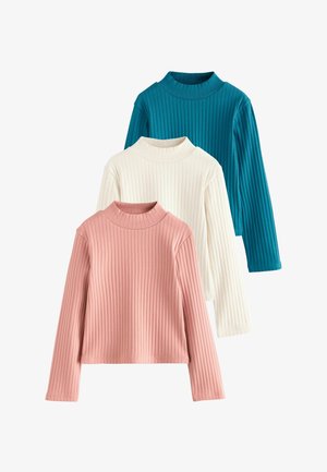 Trikampiai ilgos rankovės riebaluoti marškiniai rožinės, baltos ir melsvos spalvos. Kiekvienas turi aukštą apykaklę ir prigludusį siluetą su vertikaliu riebalavimo detalizavimu.