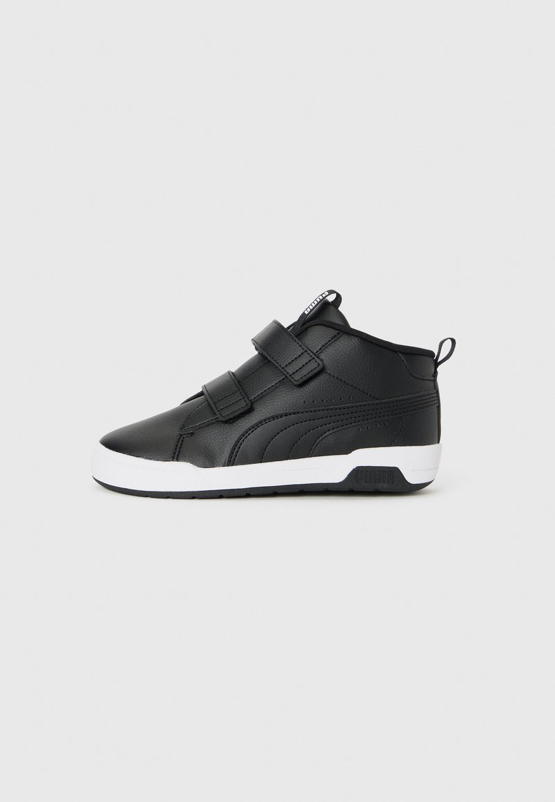Črne srednje visok sneakerje z dvema ježkom, belim podplatom in zanke na jeziku ter peti, na enobarvni beli podlagi.