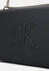 Calvin Klein Jeans SCULPTED FLAP25 DEBOSS - Taška s příčným popruhem - black