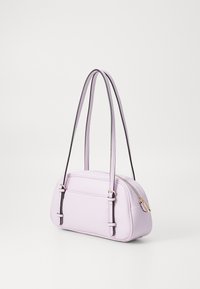 Bolso de mano lila con un acabado de cuero sintético suave. Presenta asas negras y acentos dorados, forma rectangular con cierre de cremallera.