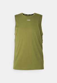 Débardeur en jersey vert olive sans manches, fabriqué en tissu doux avec un col rond. Présente un logo Puma blanc sur le devant et un col noir à logo marqué.