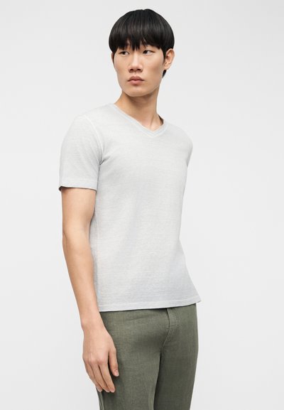 Ανοιχτό γκρι, κοντομάνικο T-shirt με V-λαιμόκοψη από μαλακό ύφασμα, με απλό σχέδιο, ίσιο τελείωμα και ελάχιστες λεπτομέρειες.