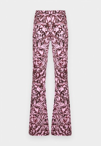 Calças boca de sino com um padrão floral em bordeaux profundo e rosa. Feitas de um tecido leve com uma textura suave e cintura elástica.