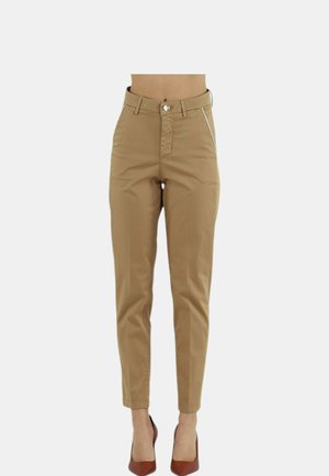 Pantaloni beige su misura con zip frontale, chiusura a bottone e tasche laterali. Design slim fit con una texture liscia e senza motivi visibili.