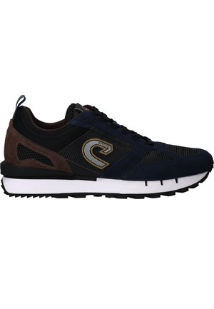 Baskets pour homme avec un dessus en suède et maille bleu marine, accents en maille noire, talon en suède marron, semelle intermédiaire blanche et semelle extérieure en caoutchouc noir.