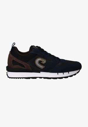 Baskets pour homme avec un dessus en suède et maille bleu marine, accents en maille noire, talon en suède marron, semelle intermédiaire blanche et semelle extérieure en caoutchouc noir.