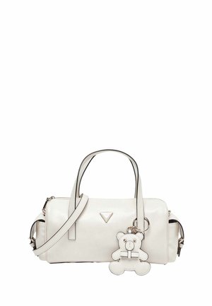 Borsa cilindrica in pelle bianca con doppi manici, tracolla regolabile e ciondolo portachiavi a forma di orsetto bianco annesso.
