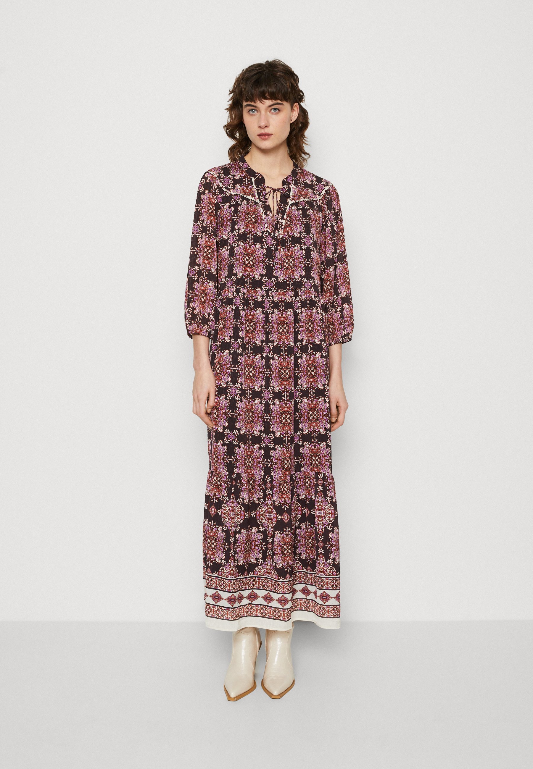 Bhaderwah Campus Longue Robe Rose Bhaderwah Campus Zalando Robe