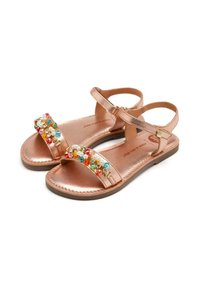Sandalias de color oro rosa con suela plana, que cuentan con una tira con cuentas adornada con cuentas de colores y perlas. Tira de tobillo con detalle de hebilla.