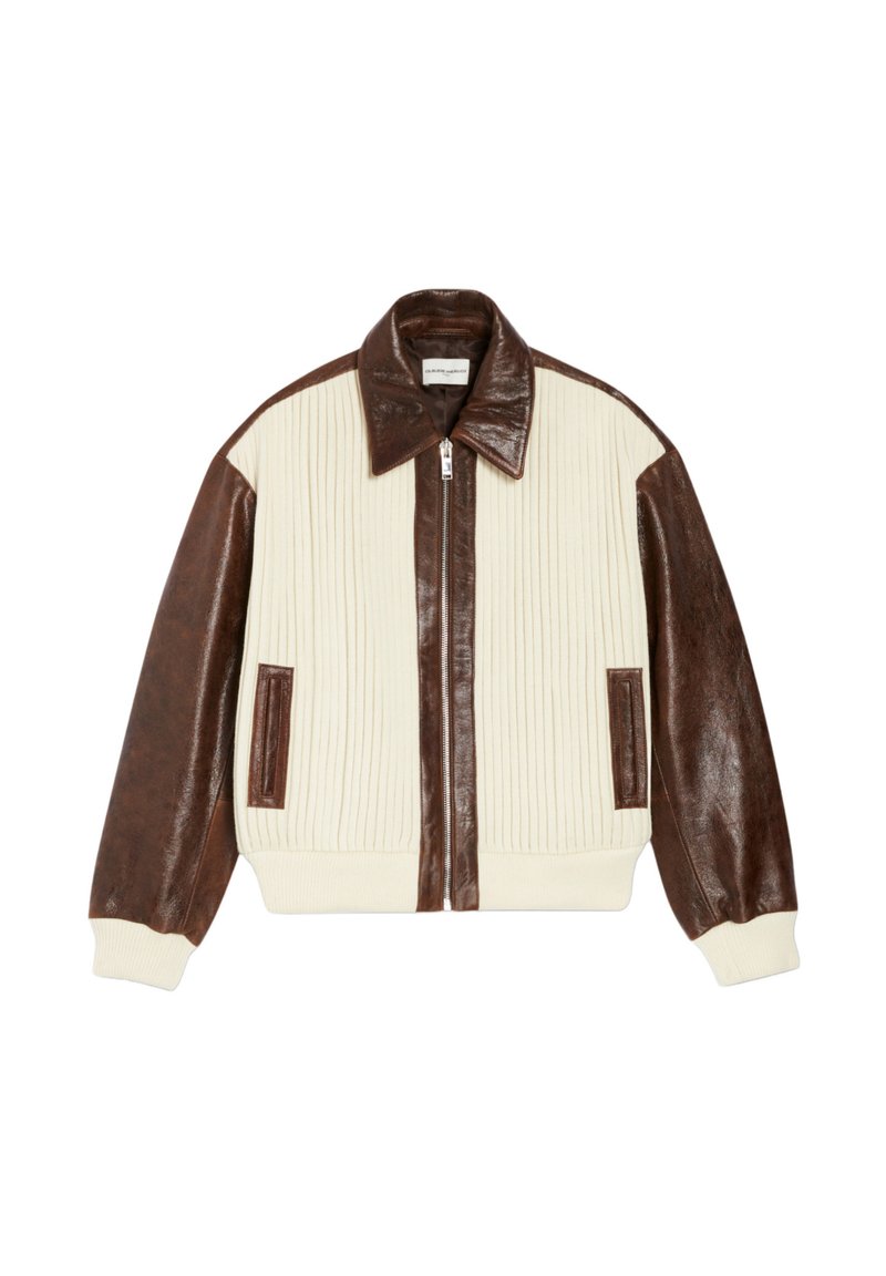 Braune und cremefarbene Bomberjacke mit gerippter Textur, Lederärmeln, einem Reißverschluss vorne und Seitentaschen. Dicke Strickbündchen und Bund.