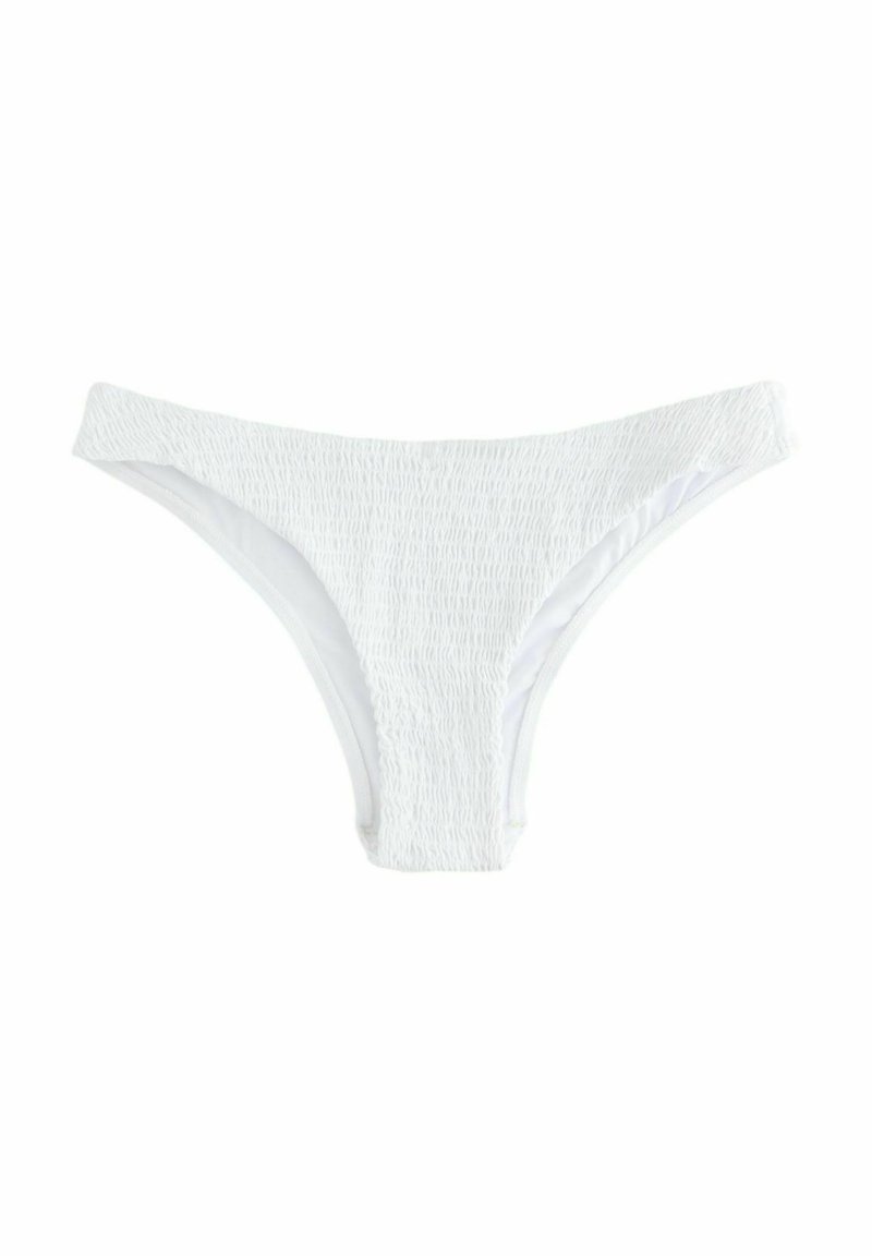 Bela bikinka z dodelano teksturo, s polovičnim krojem. Notranjost je obložena z gladkim, kontrastnim materialom.