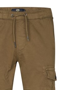 Bruine cargoshorts met een koord in de taille, zijzak met klep en een gladde stoftextuur. Steekdetails zijn zichtbaar.