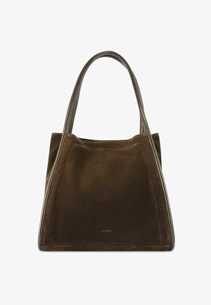 Brązowa zamszowa torebka z wykończeniem ze skóry, o konstrukcyjnym kształcie trapezu i podwójnymi uchwytami na górze.