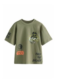 Olivově zelené bavlněné tričko s krátkým rukávem. Obsahuje grafické potisky: Darth Vader, "Sith Lord" a logo "Star Wars" v oranžové barvě.