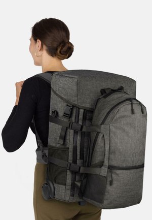 Dunkelgrauer Rucksack mit strukturiertem Stoff, mehreren Fächern, verstellbaren Trägern und einer Seitentasche. Verfügt über ein Roll-Top-Design.