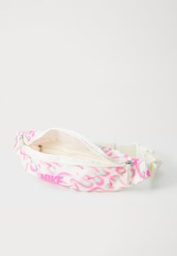 Fehér alapszínű fanny pack, rózsaszín és menta zöld absztrakt mintázattal, cipzáros záródással és állítható pánttal, a rózsaszín Nike logóval.