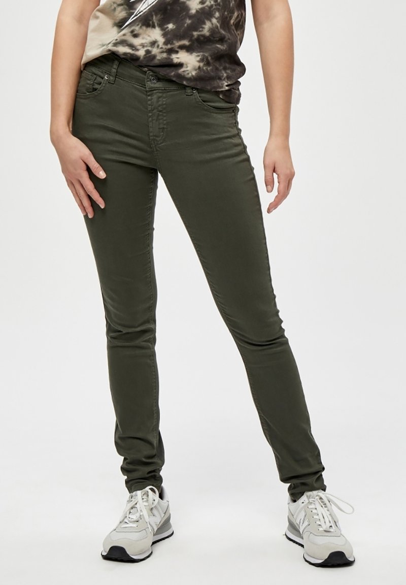 Desires DELOLA GARMENT DYE MIDWAIST - Traperice uskog kroja - beluga green