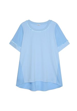 Lichtblauw shirt met korte mouwen, ronde halslijn, ruches aan kraag en mouwen, en een iets langere achterkant.