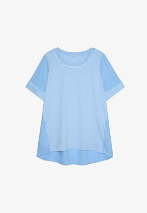 Chemise bleu clair à manches courtes avec encolure arrondie, bordure à volants au col et aux manches, et un ourlet arrière légèrement plus long.