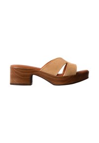 Sandale beige en daim à bout ouvert avec des brides croisées et un talon bloc moyen en bois.