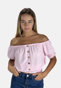 Helle pinkfarbene Schulterfreie Bluse mit Puffärmeln und eingezogenem Saum, ausgestattet mit einer Reihe von vier Knöpfen auf der Vorderseite.
