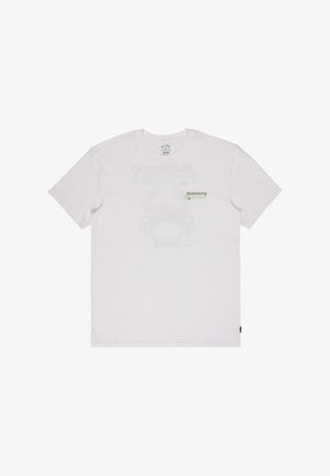 Valge puuvillane t-särk, millel on lühikesed varrukad, ümarselg ja õrn roheline ning must graafiline trükk rinnal.