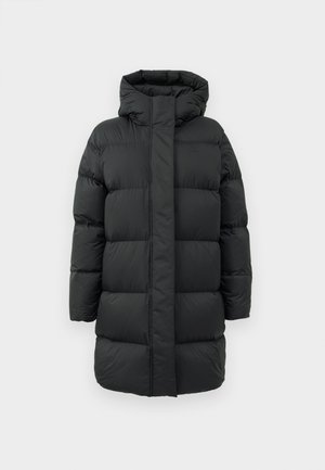 Crna duga puffy jakna s podstavljenim kapuljačom, prednjim zatvaranjem na preklop i horizontalnim kviltanim šavovima, prikazana na jednostavnoj bijeloj pozadini.