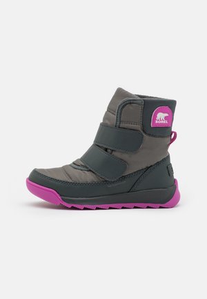 Botte imperméable grise avec une semelle et des accents roses. Comprend deux sangles réglables en Velcro et un col rembourré doux pour le confort.