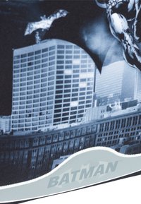 Schwarzes und blaues Stoffprodukt mit Batman-Grafiken, einer Gebäudesilhouette und einem grauen Bat-Symbol am unteren Rand. Glatte Textur.