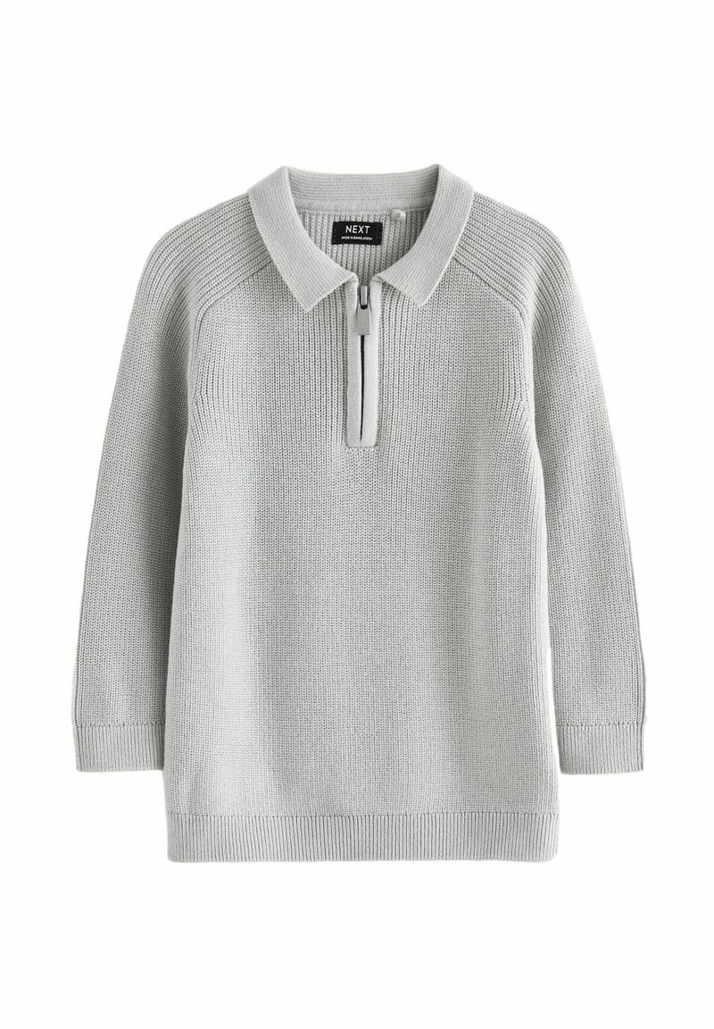 Pull en tricot gris clair avec col polo, fermeture éclair quart de zip à l'avant, poignets et ourlet côtelés. Présente un motif de tissu texturé.
