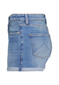 Shorts in denim blu chiaro, con una forma aderente, orli arrotolati e tasche posteriori. Tessuto testurizzato con dettagli di cucitura visibili.