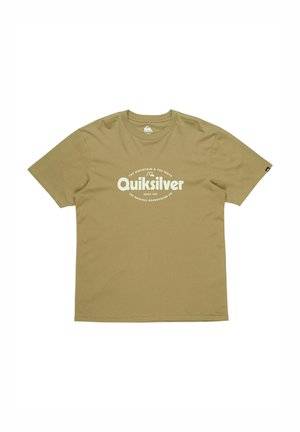 Olivgrünes T-Shirt aus weicher Baumwolle, mit einem runden Halsausschnitt und kurzen Ärmeln, mit einem großen weißen Quiksilver-Logo auf der Vorderseite.