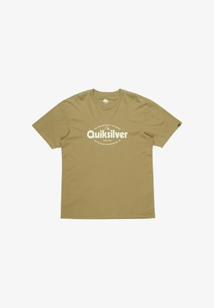 Olivovo zelené tričko vyrobené z mäkkého bavlneného materiálu, s okrúhlym výstrihom a krátkymi rukávmi, na prednej strane s veľkým bielym logom Quiksilver.