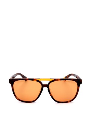 Occhiali da sole con montatura tartarugata marrone, lenti con sfumatura arancione e doppio ponte su sfondo bianco.