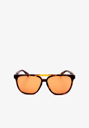 Occhiali da sole con montatura tartarugata marrone, lenti con sfumatura arancione e doppio ponte su sfondo bianco.