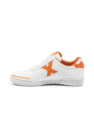 Zapatilla blanca con acentos naranjas, que presenta paneles perforados, tela texturizada y una suela de goma. El diseño incluye un prominente logo naranja en forma de "X".