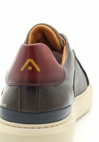 Sneaker in pelle con tallone color bordeaux e corpo marrone. Presenta un pannello laterale grigio, rivestimento beige e suola avorio con accenti testurizzati.