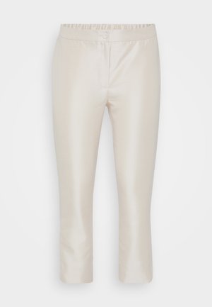 Jasno beżowe spodenki o kroju cropped, z gładką satynową fakturą, z elastycznym ściągaczem w talii i zapięciem na guzik z przodu.
