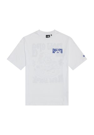 Camiseta blanca de manga corta con texto azul "new era" en el pecho izquierdo y pequeño logo en la manga izquierda.
