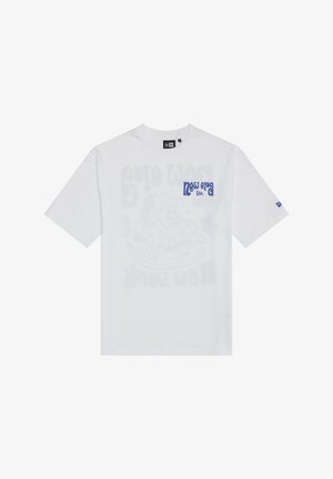 Bijela majica kratkih rukava s plavim natpisom "new era" na lijevoj strani prsa i malim logotipom na lijevom rukavu.