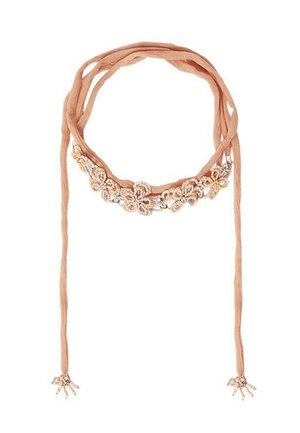 Collar de tela nude con intrincados adornos florales que presentan acentos de perlas y cristales. El diseño incluye lazos ajustables para un mejor ajuste.
