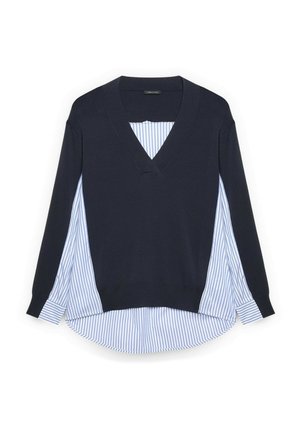 Marineblauer V-Ausschnitt-Pullover, darüber getragen ein blau-weiß vertikal gestreiftes Hemd mit langen Ärmeln und abgerundetem Saum.