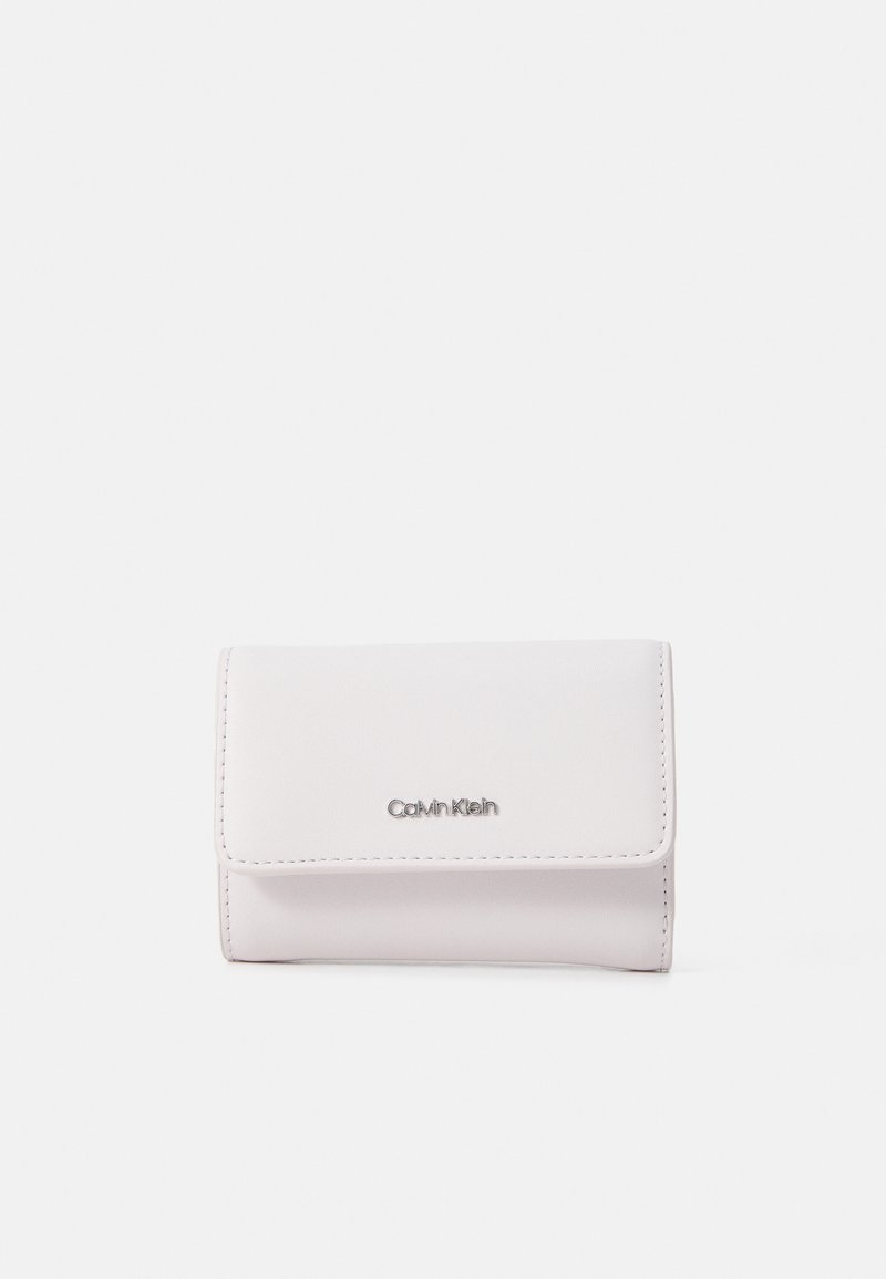 Calvin Klein vaaleanpunainen nahkalompakko, suorakaiteen muotoinen, jossa on painonappi suljin, ommeltu yksityiskohta ja metallinen logoviimeistely.