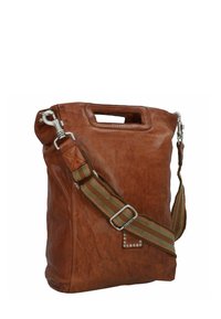 Borsa in pelle marrone con una texture morbida, forma rettangolare, manico superiore e tracolla regolabile a righe. Presenta hardware in metallo e una placca decorativa.