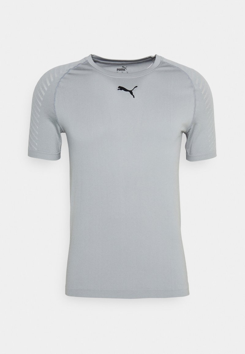 Camiseta atlética de manga corta en gris claro, hecha de tela transpirable, con cuello redondo y logo negro de PUMA en el pecho.